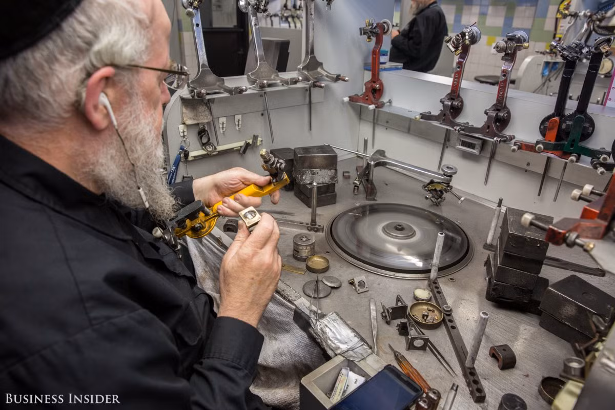 Nhiều người trong số những thợ thủ công đã làm việc tại nhà máy này trong 40 năm hoặc hơn.