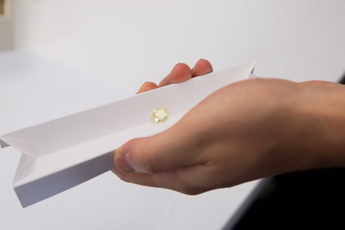 Chất lượng và giá cả của một viên kim cương được xác định bởi bốn yếu tố: mặt cắt, màu sắc, độ nét và trọng lượng carat.