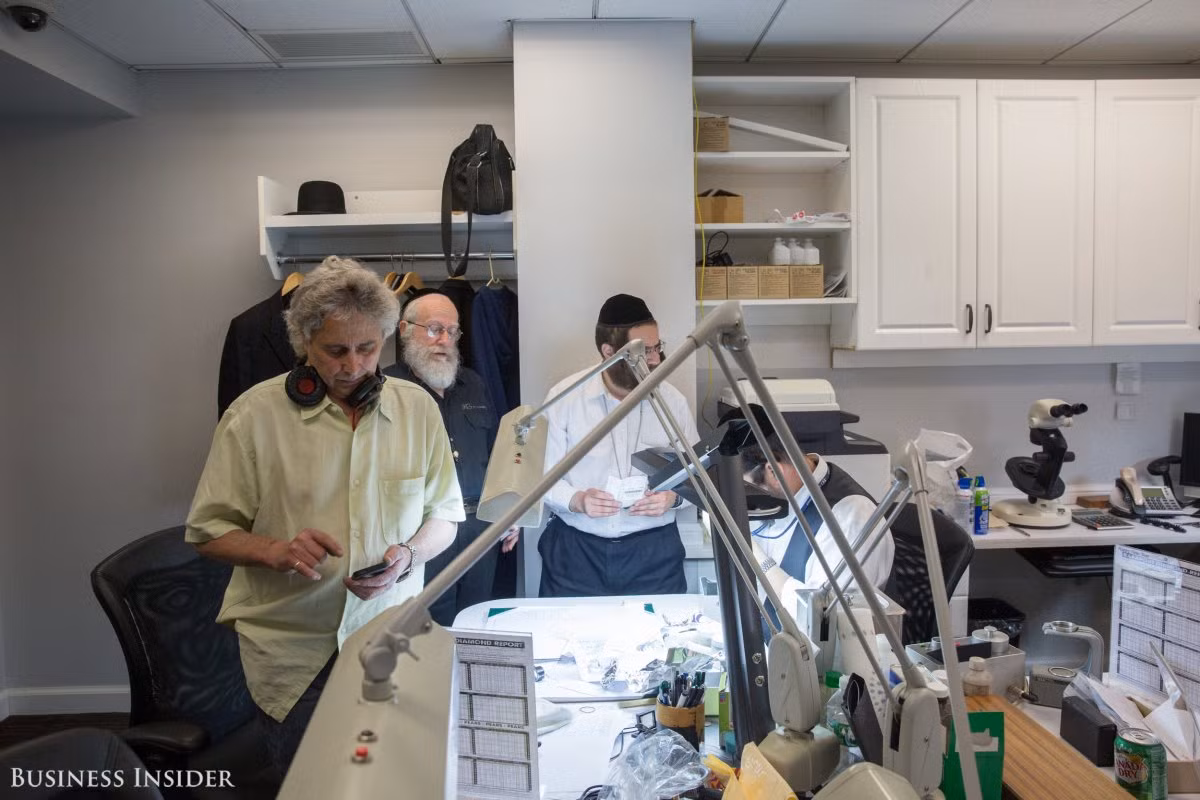 Kim cương đi vào nhà máy là những viên kim cương thô, chưa qua mài rũa. Để biến viên đá thô thành viên kim cương giá trị nhất, các nhà nghiên cứu của nhà máy phải phân tích nhiều yếu tố khác nhau trước khi cắt và mài rũa viên đá.