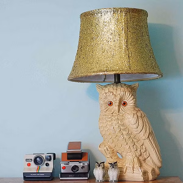 Chiếc đèn ngủ hình con cú phủ lớp nhũ vàng ấn tượng.