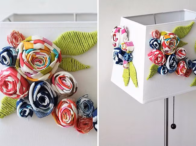 Cầu kỳ hơn, bạn có thể cắt và gấp những bông hoa xinh xắn để gắn lên chụp đèn.