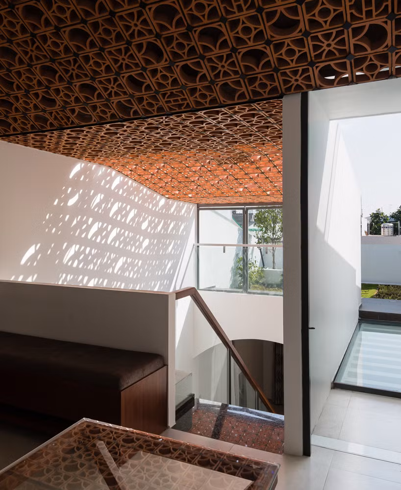 Gạch đất nung còn được dùng để lát trần và sàn cầu thang vừa tăng tính thẩm mỹ vừa giúp ngôi nhà mát dịu hơn.