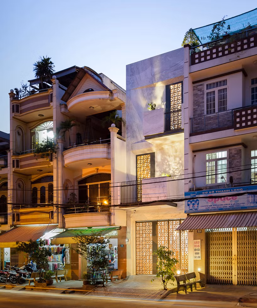 Ngôi nhà ngang điển hình này được xây dựng từ các vật liệu như gạch đất nung, thép đen và đá cẩm thạch. Ảnh: Hiệu ứng ánh sáng chiếu sáng vào ban đêm.