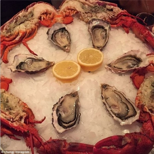 Đại tiệc chào mừng năm mới của giới nhà giàu không thể thiếu những món ăn xa hoa.