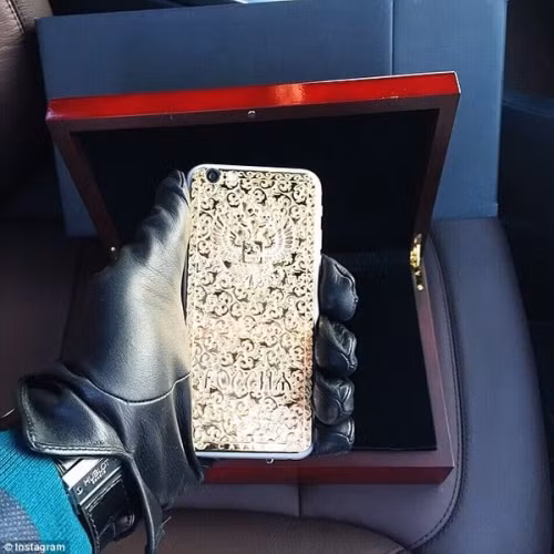 Những hình ảnh về hoạt động vui chơi giải trí “đốt tiền” dịp năm mới được hội con nhà giàu (Rich Kids) trên Instagram chia sẻ khiến nhiều người choáng váng.