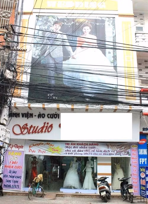 Ngôi nhà khang trang của gia đình Hoa hậu Kỳ Duyên khá rộng rãi, nằm ở vị trí đắc địa trên đường Lê Hồng Phong, Nam Định.