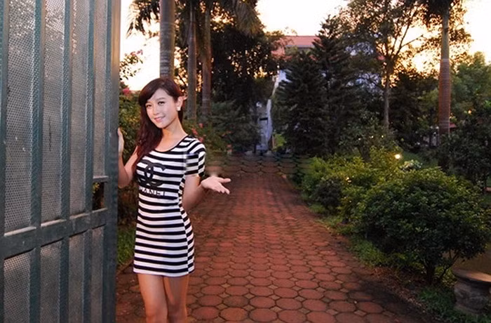 Trước đó, Á hậu cùng gia đình sống trong một căn biệt thự có diện tích đáng mơ ước 800m2.