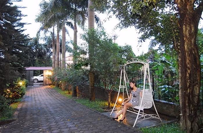 Trong nhà có vườn tược, xích đu, ban công nhìn ra ngoài trời thoáng đãng và đặc biệt có bể bơi để thư giãn và hoạt động thể thao.