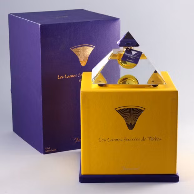 Baccarat Les Larmes Sacrees de Thebes, giá 6.800 USD/oz (29,57ml)/: Chai nước hoa cao cấp này là dòng nước hoa sản xuất giới hạn, chỉ có 6 chai trên thế giới.