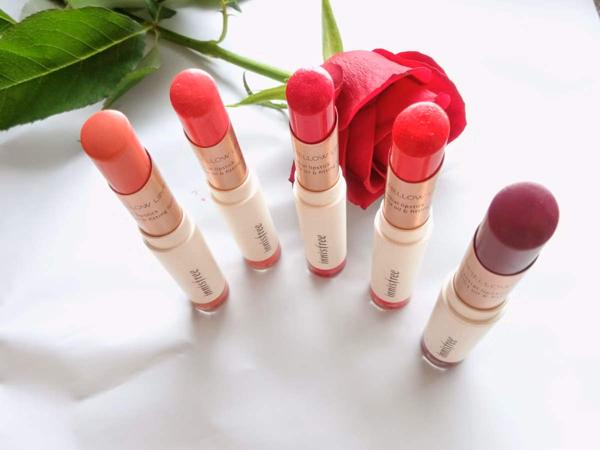 Theo như thành phần được công bố trên nhãn mác thì loại son này khá an toàn, dùng được cho cả phụ nữ mang thai.