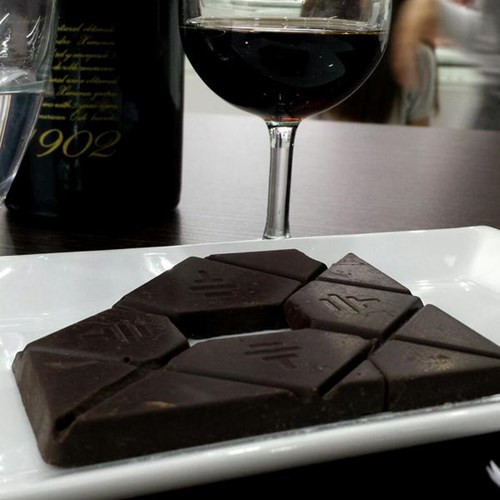 Công ty sản xuất socola Valentine 2016 đắt đỏ này là To'ak Chocolate ở Ecuador. Công ty được sáng lập từ năm 2013 với 250.000 USD vốn đầu tư ban đầu. Sản phẩm của công ty hướng đến khách hàng cao cấp với nguyên liệu sản xuất từ loại ca cao quý hiếm Ecuador.