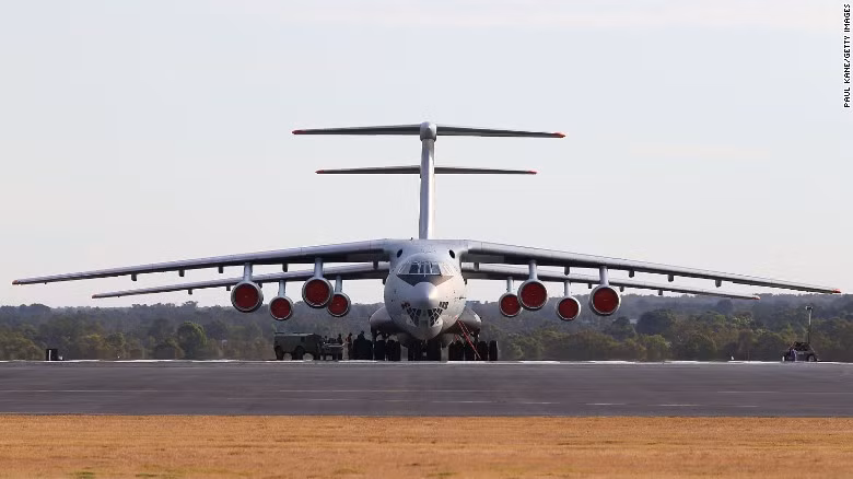 Ilyushin Il-76 là dòng máy bay vận tải tầm trung 4 động cơ, có khả năng vận hành trên những đường băng ngắn, không bằng phẳng.