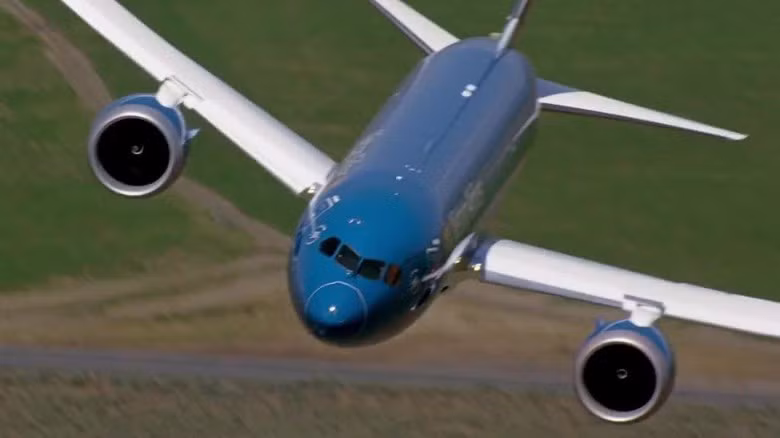 Boeing 787 Dreamliner có chuyến bay đầu tiên năm 2009. Máy bay Boeing 787 Dreamliner đại diện cho một cột mốc quan trọng trong lịch sử của sản xuất máy bay khi là máy bay tiên phong được thiết kế bằng vật liệu composite khiến cho trọng lượng phi cơ nhẹ hơn.