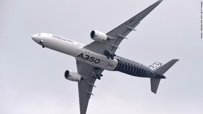 Airbus A350 XWB thực hiện chuyến bay đầu tiên vào năm 2013. A350 là máy bay thân rộng bay đường dài với sức chứa từ 280 đến 400 hành khách. Rất nhiều hãng hàng không đang khai thác dòng máy bay này, trong đó có Vietnam Airlines.