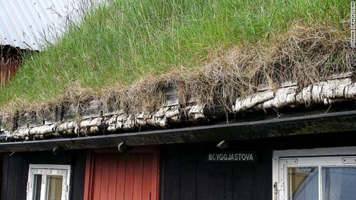 Những thảm cỏ trên mái nhà luôn được người dân chăm sóc cẩn thận, màu sắc của chúng thường thay đổi theo mùa: nâu xám vào mùa thu, xanh lá vào hè và xuân và trắng xóa vào mùa đông.