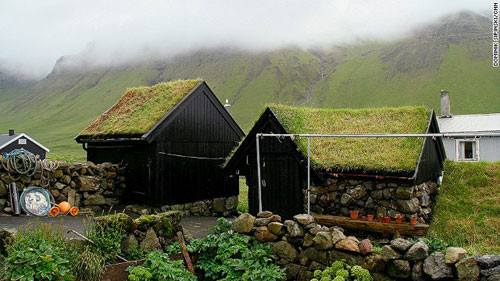 Ban đầu, những ngôi nhà lợp mái cỏ là ý tưởng giúp người dân tránh cái lạnh của cơn mưa dai dẳng quanh năm và tạo lớp cách nhiệt tốt, sau đó, nó đã trở thành biểu tượng của quần đảo Faroe.