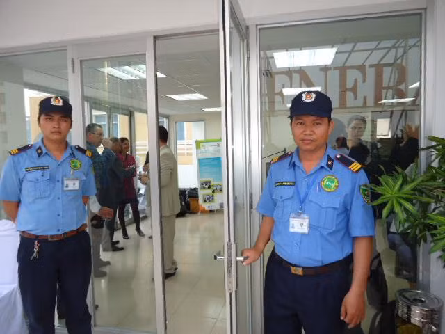 Bảo vệ: Một bộ phận không có Tết đó chính là những người bảo vệ. Ngày Tết mọi người vui chơi bên gia đình thì họ phải đi bảo vệ các công trình thi công đang dang dở, các nhà máy, doanh nghiệp... Những người bảo vệ ở các lễ hội trong dịp Tết còn đảm nhiệm công việc còn vất vả hơn nữa.