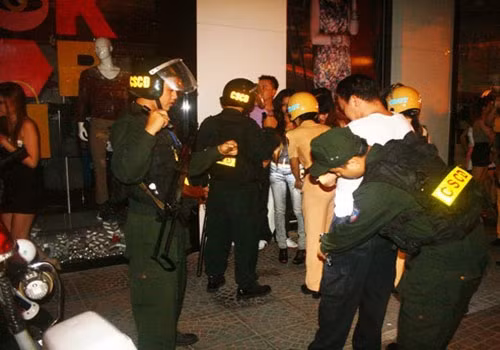 Công an cảnh sát: Vào dịp lễ Tết, các lực lượng công an cảnh sát cũng thường xuyên phải túc trực để giữ trật tự an toàn cho người dân yên bình đón năm mới. Vì vậy, họ ít khi được sum vầy trọn vẹn cùng gia đình những dịp này.