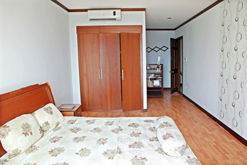 Toàn bộ không gian phòng khách và phòng ngủ đều được trang trí bằng cửa kính nên có thể đón nắng, gió và ngắm toàn thành phố từ trên cao.