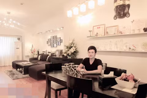 Căn hộ rộng gần 200m2 của gia đình ca sĩ Minh Quân nằm trên tầng 15 của một khu chung cư hiện đại ở Hà Nội. Trong không gian sống này, hai gam màu tương phản trắng - đen hiện ra rõ nét với những bức tường và các cánh cửa sơn trắng, trong khi đồ nội thất từ ghế salon, tủ kệ, chiếc đàn piano đặt một góc phòng khách đều có gam màu đen.