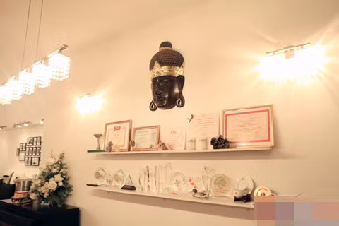 Minh Quân tâm sự cái cảm giác được tự tay hoàn thiện căn nhà, từ khi tiếp quản phần khung nhà, rồi trông thợ nề hoàn thiện, lựa chọn sơn, sàn gỗ, mua sắm đồ nội thất và chứng kiến căn nhà hiện lên long lanh và đẹp mắt quả rất thú vị. Gần đây, để thuận tiện cho phong thủy, nam ca sĩ có chỉnh sửa lại đôi chút cho căn nhà. Ảnh: Khu trưng bày giải thưởng và bằng khen của nam ca sĩ.