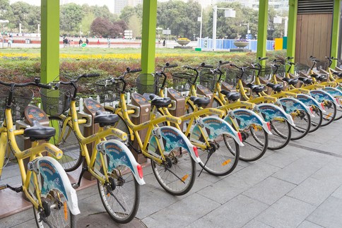 Xe đạp: Năm ngoái, một nhà cung ứng có trụ sở tại Hồng Kông đã nhận được đơn đặt hàng 1.000 chiếc xe đạp đắt tiền từ ngân hàng Trung Quốc để họ làm quà thưởng Tết cho nhân viên.