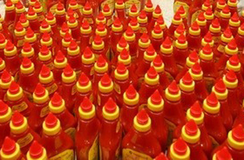 Một số doanh nghiệp của Việt Nam còn tặng những món thưởng Tết độc đến mức nhân viên cũng phải sốc. Những món quà Tết cười ra nước mắt đó là hương nhang, tương ớt, quần đùi, giấy vệ sinh…