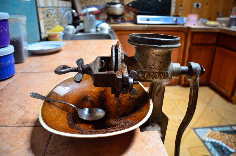 Sau khi rang chín, những hạt cà phê được đóng gói để bán ngay hoặc được cho vào máy nghiền.