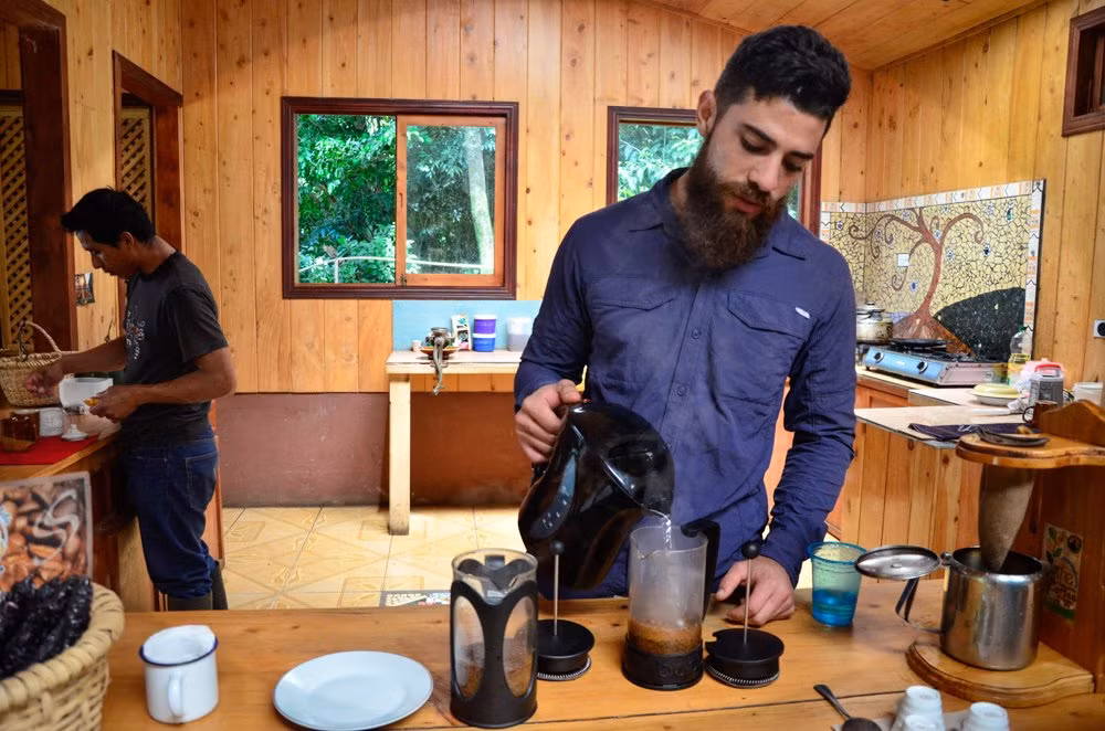 Sau khi hạt cà phê được nghiền thành bột, người ta bắt đầu pha những ly cà phê thơm ngon.