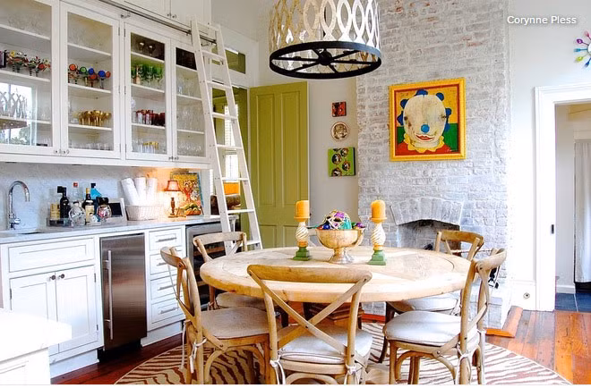 Kiểu bàn ghế nhà bếp bằng mây và gỗ trông khá ấn tượng.