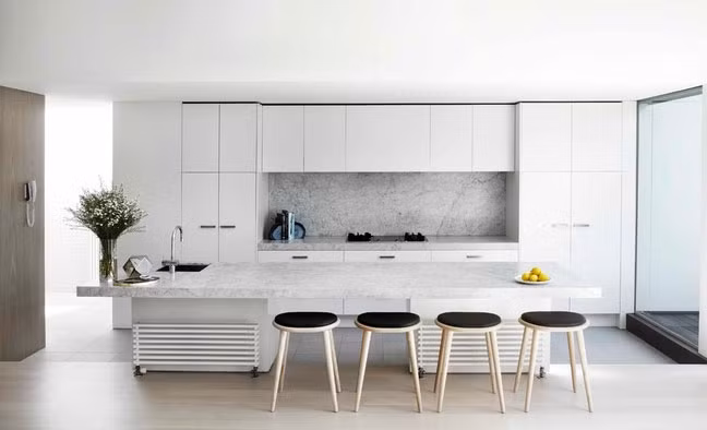 Những chiếc ghế nổi bật giữa nền trắng.