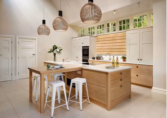 Bàn gỗ và ghế trắng cũng là một ý tưởng kết hợp độc đáo.