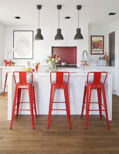 Ghế đỏ bàn trắng là cách phối hợp giúp phòng bếp nổi bật và sang chảnh.