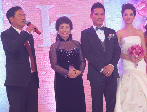 Jenifer Phạm lên xe hoa lần thứ 2 còn “đình đám” hơn lần thứ nhất. Nguyễn Đức Hải, chồng hai của Jenifer Phạm được biết đến là một doanh nhân thành đạt với gia thế khủng, cha anh là Tiến sĩ khoa học còn mẹ anh là doanh nhân Trương Thanh Thanh, một trong những nữ doanh nhân giàu có nhất Việt Nam.