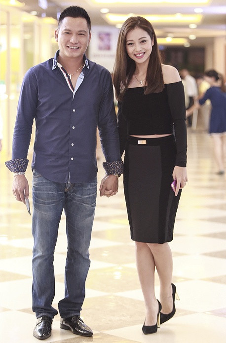 Ông xã của Jennifer Phạm từng được nhận xét là không chỉ xuất thân trong gia đình giàu có mà còn đẹp trai, ga lăng, yêu chiều vợ hết mực và sống đầy trách nhiệm với gia đình.