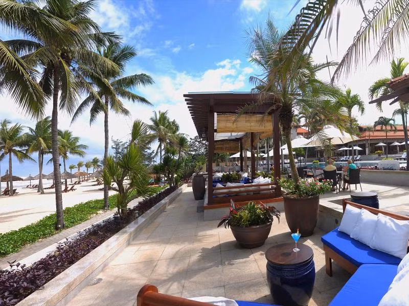 Resort cung cấp các liệu pháp spa, làm đẹp cao cấp, phòng xông hơi ướt, phòng xông hơi khô, dịch vụ massage cạnh hồ bơi.