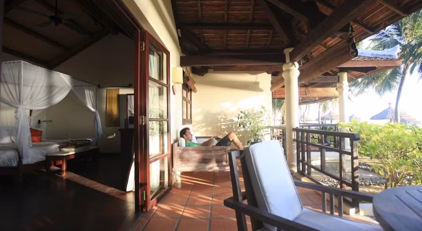 Tất cả các phòng đều được trang bị với những trang thiết bị hòan hảo nhất từ TV LCD, máy lạnh, phòng tắm riêng biệt đến két an tòan trong phòng. Từ ban công rộng của phòng mình bạn có thể hướng tầm nhìn ra đại dương xanh thẳm của Vịnh Nha Trang xinh đẹp nhất.