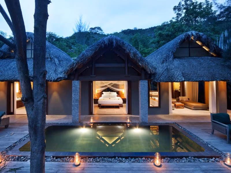 Resort được thiết kế theo lối kiến trúc vừa thiên nhiên hoang dã lại vừa mang hơi thở hiện đại. 35 biệt thự với không gian rộng hòa mình vào thiên nhiên trong biển xanh, cát trắng hay nép tựa vào những khối đá tự nhiên rất đặc trưng.