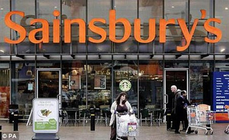 Với suy nghĩ trao nhau socola hay hoa hồng vào ngày lễ Tình nhân không có gì là sáng tạo, nên một siêu thị ở Anh đã quyết định tạo nên những quả dưa chuột hình trái tim để hút khách.