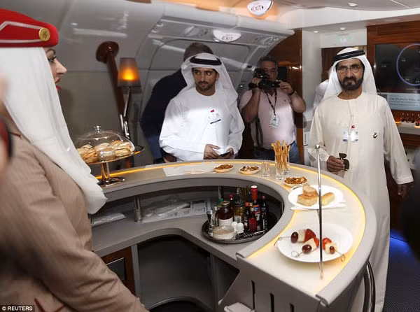 Khoang thương gia của Emirates được phục vụ đủ loại rượu, cocktail, champagne, bia và các đồ uống không cồn.