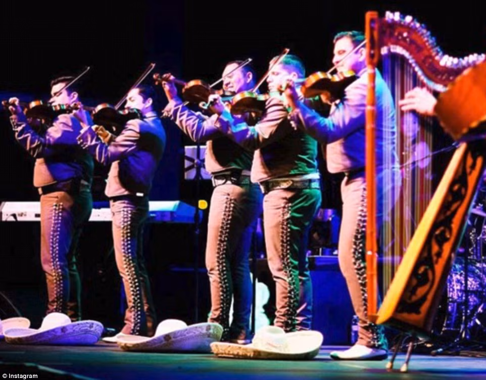 Đội nhạc biểu diễn trong tiệc sinh nhật cô gái 15 tuổi.