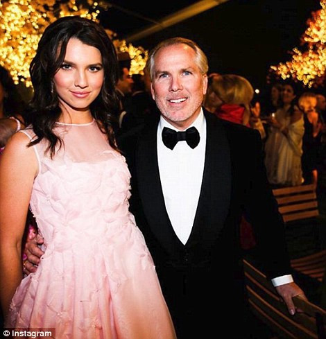 Bữa tiệc của cô gái tuổi teen Maya Henry thực sự ở một đẳng cấp khác so với những bữa tiệc sinh nhật thường thấy nhờ sự chịu chi của ông bố giàu có. Ảnh: Hai cha con Maya Henry.