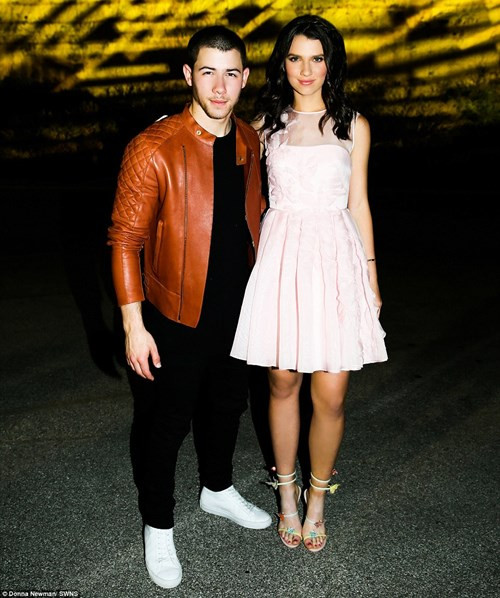 Maya chụp hình cùng nam ca sĩ Nick Jonas.