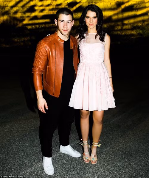 Maya chụp hình cùng nam ca sĩ Nick Jonas.