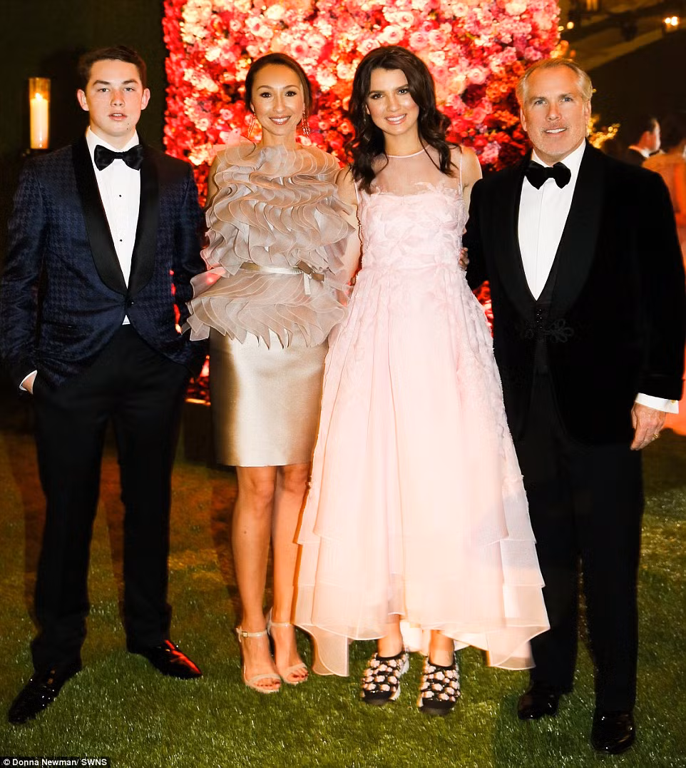  Hai chiếc váy Maya mặc trong bữa tiệc đều là hàng thiết kế riêng của nhà thiết kế Rolando Santana.