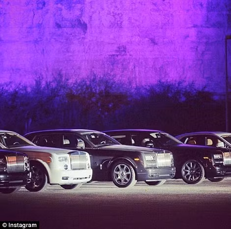 Gia đình Maya đã đến dự tiệc bằng 9 chiếc siêu xe Roll-Royce được cảnh sát hộ tống.