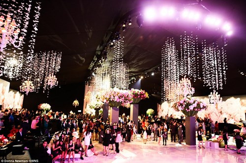 Tiệc sinh nhật xa hoa này được tổ chức trong khuôn viên rộng khoảng 4.600 mét vuông ở TP San Antonio với vườn hoa anh đào cao 9 m đang nở rộ, tường hoa hồng, đài phun nước, phòng khiêu vũ trang trí bươm bướm treo trên trần.