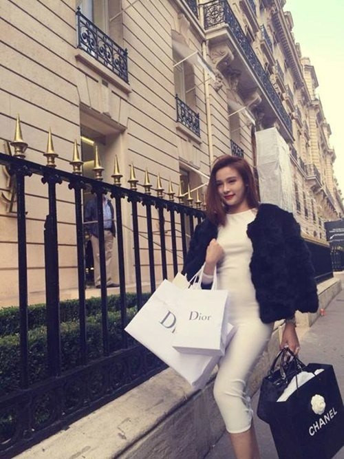 Huyền Baby cũng có chuyến đi mua sắm những món đồ thời trang đến từ các thương hiệu nổi tiếng thế giới.