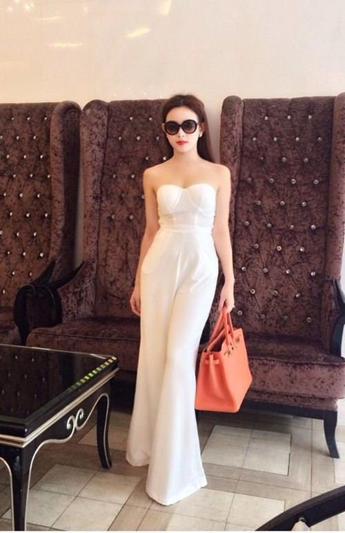 Làm vợ một đại gia, cuộc sống của Huyền Baby thay đổi một cách chóng mặt. Từ một cô gái giản dị, cô lột xác thành quý cô có cuộc sống giàu sang và phong cách ăn mặc sành điệu.