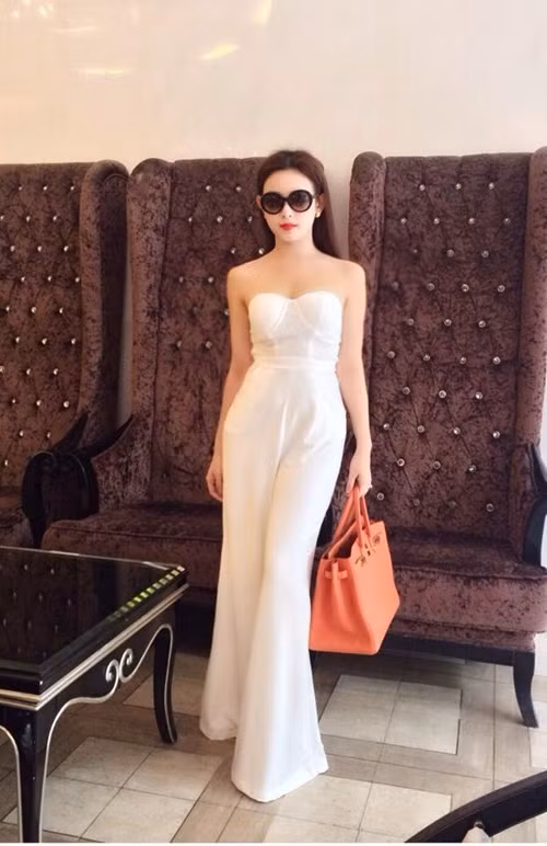 Làm vợ một đại gia, cuộc sống của Huyền Baby thay đổi một cách chóng mặt. Từ một cô gái giản dị, cô lột xác thành quý cô có cuộc sống giàu sang và phong cách ăn mặc sành điệu.